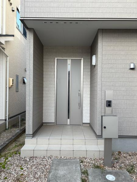 岡崎市大和町鳥ヶ城・中古戸建の玄関|訪れる人を心地よく迎え入れます。