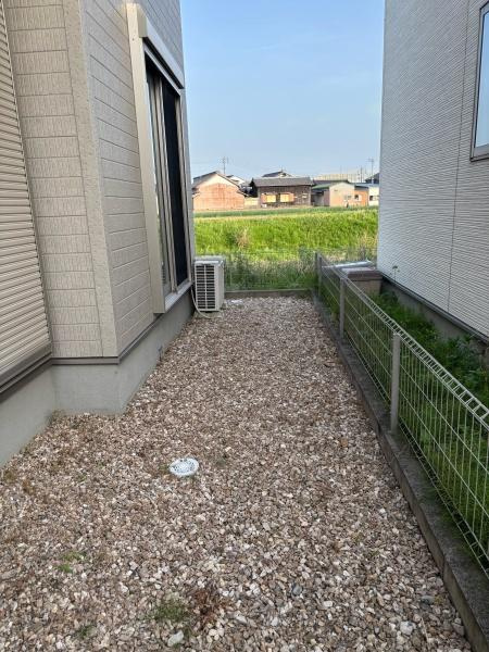 岡崎市大和町鳥ヶ城・中古戸建の庭|草花で飾れるお庭。