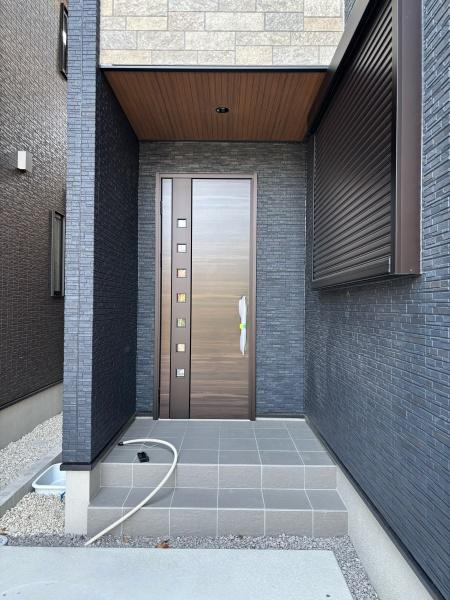 タマタウン西尾中畑小　全3棟・2号棟の玄関|訪れる人を心地よく迎え入れます。