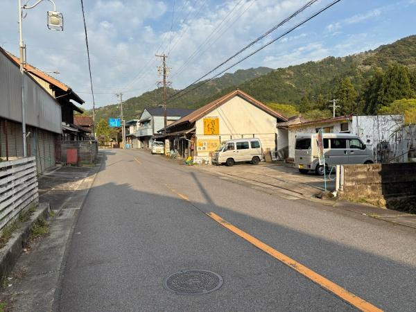 岡崎市宮崎町荒居沢西・中古戸建の前面道路含む現地写真|前面道路です。
