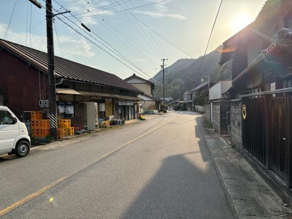 岡崎市宮崎町荒居沢西・中古戸建の前面道路含む現地写真|前面道路です。