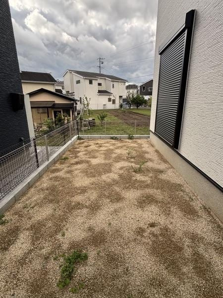 豊川平尾町24-1期　全4棟・2号棟の庭|ウッドデッキやBBQ。想像が膨らむお庭