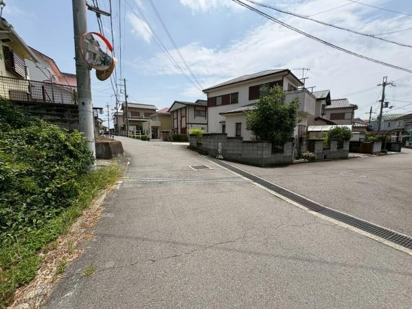 貴志川町岸宮　中古戸建の前面道路含む現地写真