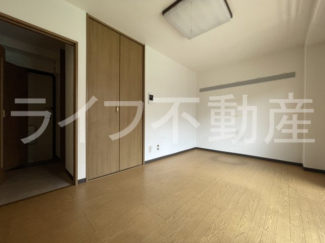 フレックス花園の居間・リビング|落ち着いた色調の寝室です