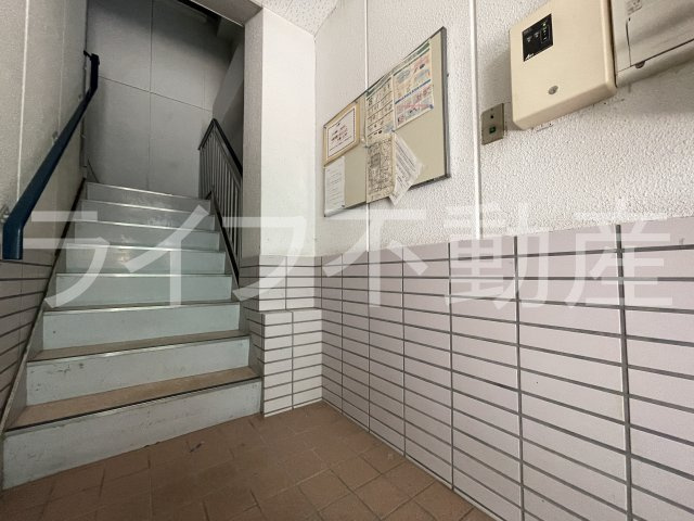 フレックス花園のエントランス|毎日通るエントランスはこのようになっています