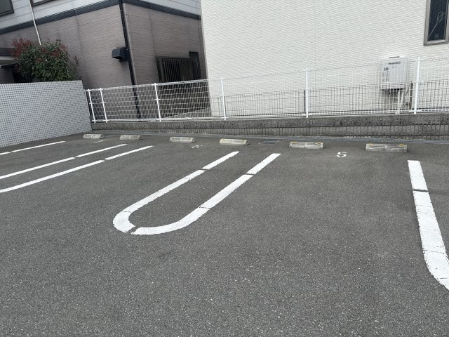コレクト　ライルの駐車場