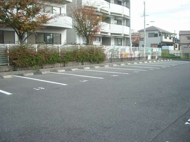 レオパレスＭｉｌａｎｉｓｔａの駐車場
