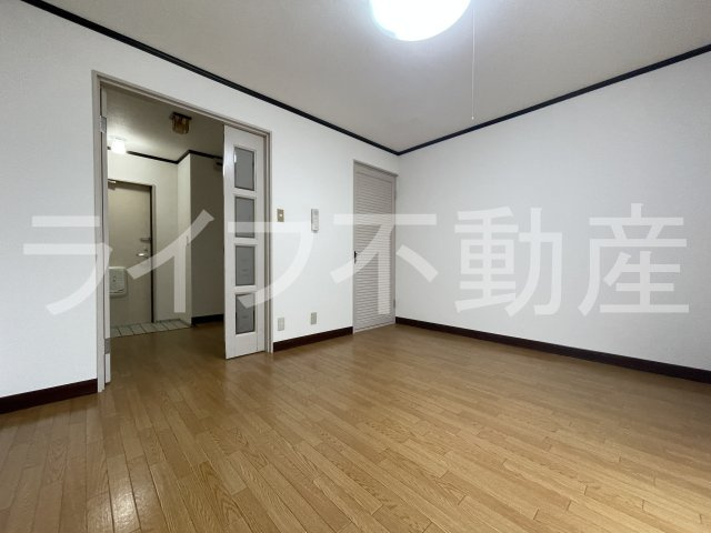 藤井マンション岩田の寝室|広くて明るい寝室