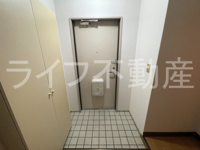 藤井マンション岩田の玄関|収納もある玄関です