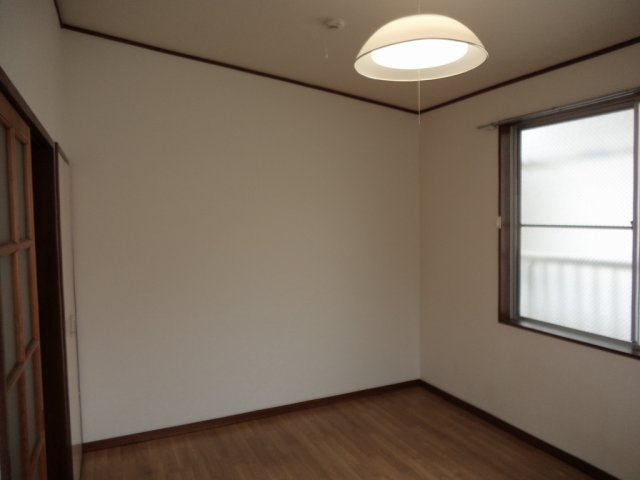 エステート白山の洋室