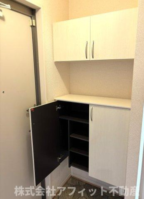 【玄関】 | ヴィラ・ラシュレ A棟 | シューズボックス付き