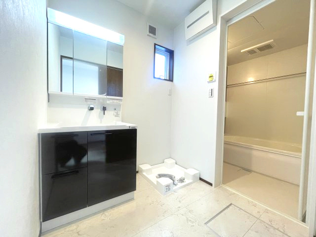 西区井口四丁目　№35784の独立洗面台|3面鏡の裏には便利な
収納があります。