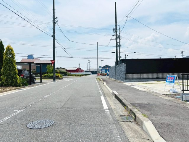 【商談中】中古戸建　羽島市舟橋町2丁目　令和5年築の前面道路含む現地写真