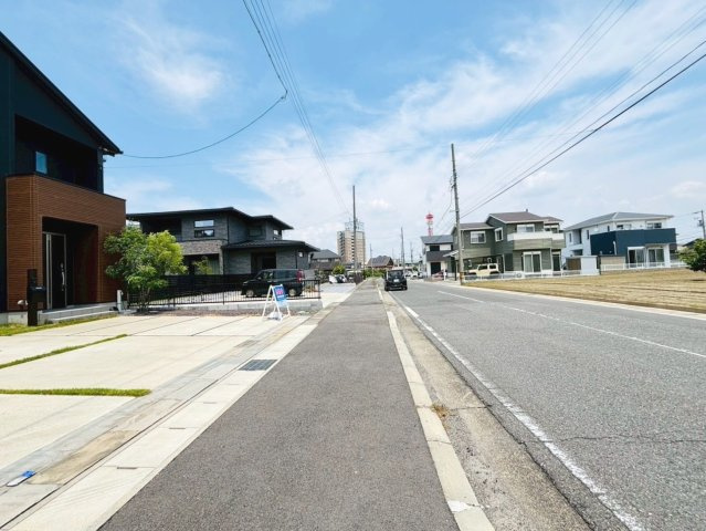 【商談中】中古戸建　羽島市舟橋町2丁目　令和5年築の前面道路含む現地写真