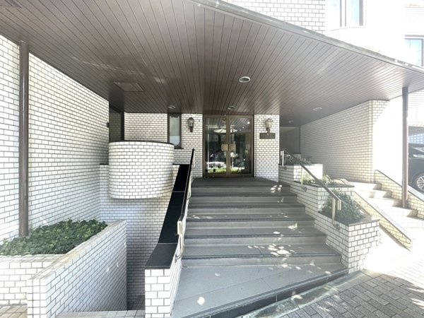 クラウン青山のエントランス