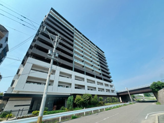 【外観】 | 青空にも夕焼けにも映える、そんなたたずまい。ここで新生活スタートさせてみませんか♪