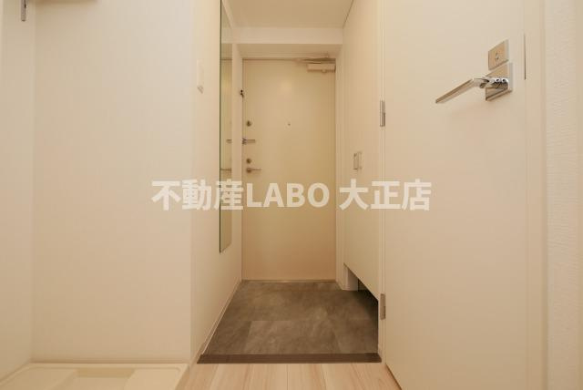 セレニテ難波グランデノールの玄関