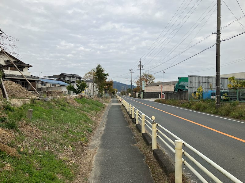 売店舗　豊川市千両町下西の谷のその他|南側前面道路（西側より撮影）