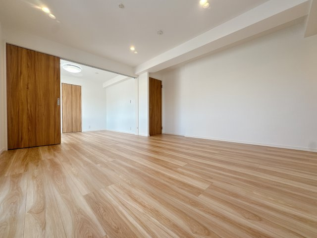 【洋室】 | トーカンマンション警固・内野警固ビル☆仲介手数料無料☆ | 柔らかな光と風が入り込むこの場所を、家族の笑顔と笑い声で満たせば、そのとき初めてこの空間は完成するんです。