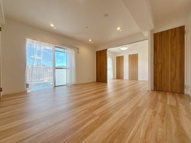 【居間・リビング】 | トーカンマンション警固・内野警固ビル☆仲介手数料無料☆ | ゆっくりくつろげるLDKは大きな窓からたっぷりの日差しが取り込める心地の良い空間。日中は明かりが無くても過ごせます。