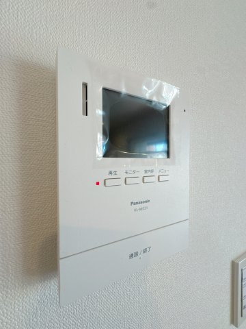 【防犯設備】 | トーカンマンション警固・内野警固ビル☆仲介手数料無料☆ | モニター付きのインターホンを備えています♪訪問者の顔をしっかりチェックすることができますね。
