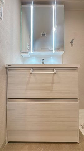 【独立洗面台】 | トーカンマンション警固・内野警固ビル☆仲介手数料無料☆ | １日の始まりを迎える、この場所。大きな鏡と明るい照明が、眠たい朝も優しく包みます。