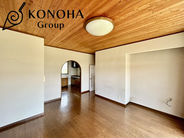 【中古戸建】前橋市江田町の居間・リビング|ポカポカ日向ぼっこをしながらお昼寝をするのもいいですね♪明るいリビングに気分も晴れやかに♪