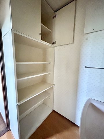 【中古戸建】前橋市江田町の収納|リネンスペースには、タオルやバスタオル・着替えなどが置けるので大変便利です♪買い置きした洗剤もしまえてどんな時も綺麗な状態を保てます♪