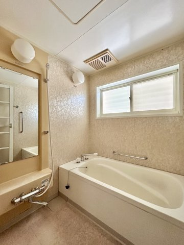 【中古戸建】前橋市江田町の浴室|通常より広いタイプの洗面所になっています。のびのびと使える洗面所には寒い冬にストーブをおいても邪魔になりません♪