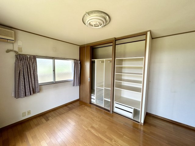 【中古戸建】前橋市江田町の洋室|お子様にとって初めての「自分だけのお部屋」。どんなお部屋にするのか楽しみになりますね♪こちらのお部屋は洋室になっているので、もし汚してしまっても簡単にお掃除できるので助かります。