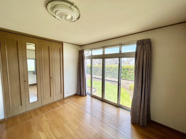 【中古戸建】前橋市江田町の洋室|ママ友が来ても子供達には子供部屋で遊んでいてもらうことができます。ママ達はリビングで楽しくおしゃべりに華を咲かせながら気兼ねなく盛り上がれます♪