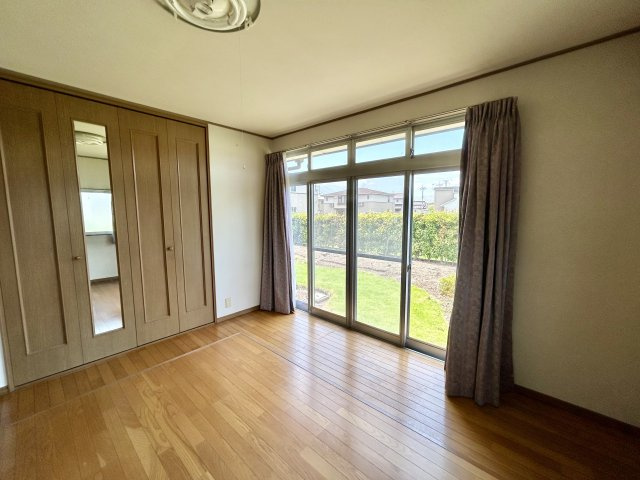 【中古戸建】前橋市江田町の洋室|お子様にとって初めての「自分だけのお部屋」。どんなお部屋にするのか楽しみになりますね♪こちらのお部屋は洋室になっているので、もし汚してしまっても簡単にお掃除できるので助かります。