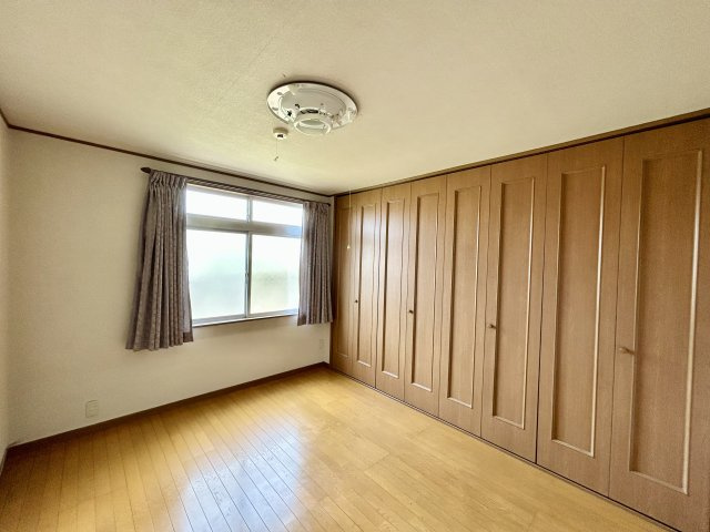 【中古戸建】前橋市江田町の洋室|「今日も一日お疲れ様」とご夫婦でゆったりくつろげる寝室。毎日の家事やお仕事に疲れた日はフカフカのベットで癒されてください。テレビや本棚をおいても快適な広さなのが自慢のお部屋です♪