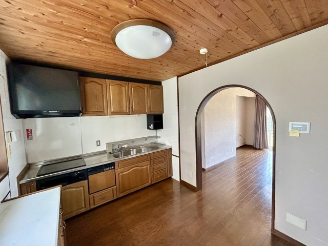 【中古戸建】前橋市江田町のキッチン|独立キッチンのメリットは人目を気にせずお料理が出来ることです！来客時にも手元を見られない安心感があります。収納棚を設けてスッキリしたキッチンに変身可能です♪