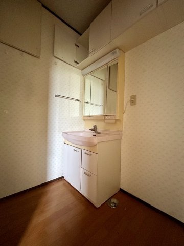 【中古戸建】前橋市江田町の独立洗面台|通常より広いタイプの洗面所になっています。のびのびと使える洗面所には寒い冬にストーブをおいても邪魔になりません♪