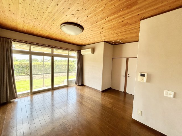 【中古戸建】前橋市江田町の居間・リビング|常に広々とした空間の中でゆっくりとお過ごしできます。