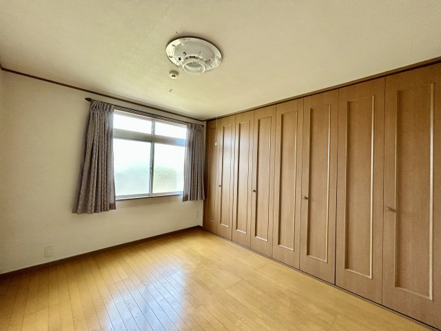 【中古戸建】前橋市江田町の洋室|お洋服や片付けにくい家具をしまうことにより、いつでも広い寝室が整います♪
