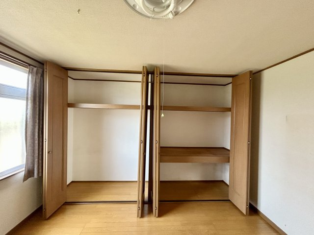 【中古戸建】前橋市江田町の収納|片付けに便利なクローゼット♪扉がついているので、お友達が来た時や見られたくない私物などをしまえます。広さも充分ですので使い勝手が良いクローゼットです。