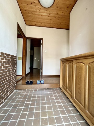 【中古戸建】前橋市江田町の玄関|毎日の「いってらっしゃい」や「お帰りなさい」を大切なご家族と過ごす玄関は〈使いやすさ〉を追求しております。玄関横の物入は急な来客時でもさっとお片付けできるスペースを確保しています。