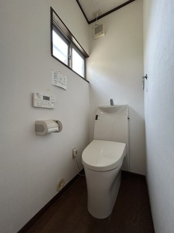 【中古戸建】前橋市江田町のトイレ|白を基調しとた空間です。明るい陽射しも入ってきます☆