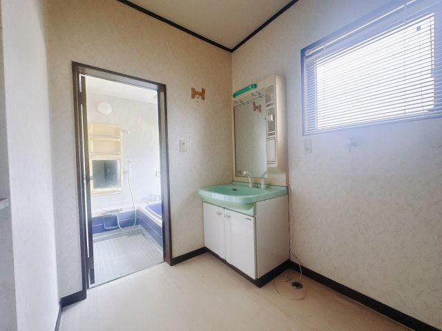 【中古戸建】佐波郡玉村町福島の独立洗面台|大きな鏡で朝の身支度 も楽々♪忙しい毎日の準備が楽しくなる洗面所です。