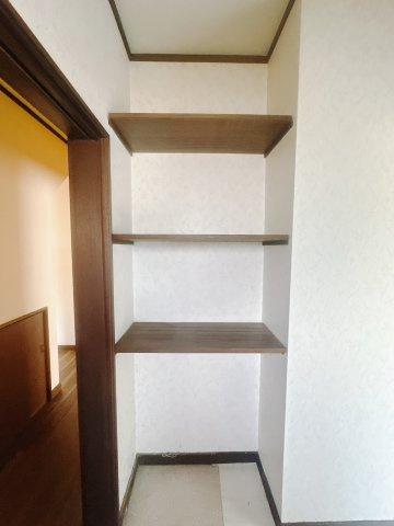 【中古戸建】佐波郡玉村町福島の収納|リネンスペースには、タオルやバスタオル・着替えなどが置けるので大変便利です♪買い置きした洗剤もしまえてどんな時も綺麗な状態を保てます♪