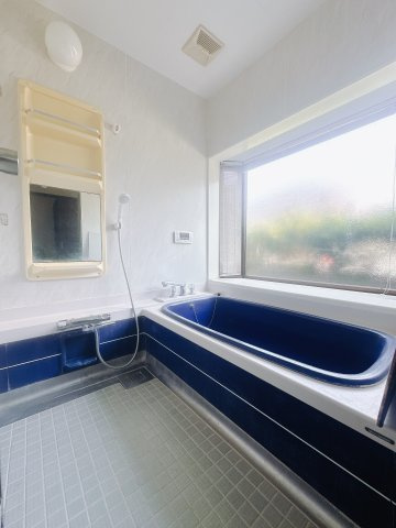 【中古戸建】佐波郡玉村町福島の浴室|1日の疲れを癒せるお風呂♪足がのばせるほど広いお風呂にはエコベンチも搭載！小さいお子様を座らせれば一緒にお風呂へ入っても安心。浴室暖房乾燥機付きなので洗濯物も乾かせます。