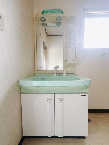 【中古戸建】佐波郡玉村町福島の独立洗面台|通常より広いタイプの洗面所になっています。のびのびと使える洗面所には寒い冬にストーブをおいても邪魔になりません♪