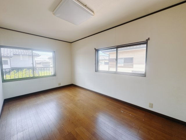 【中古戸建】佐波郡玉村町福島の洋室|ダブルベッドを置いても充分な広さを2Ｆのお部屋に設けております。お子様と家族みんなで寝るのも夢じゃありません♪窓からは光が差し込むので日中でも明るいお部屋です。