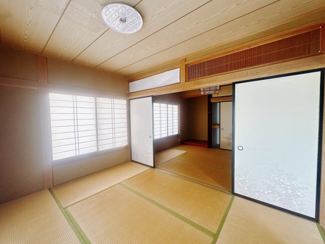 【中古戸建】佐波郡玉村町福島の和室|扉付きの和室なのでプライベートな空間にもなります。ご両親がお泊りになっても、ぬくもりを感じられる和室でゆっくりとお寛ぎいただけます♪