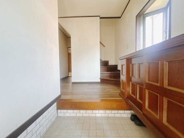 【中古戸建】佐波郡玉村町福島の玄関|玄関脇にある小さな物入は消臭剤や大切なペットとのお散歩グッズを入れるのにピッタリですね♪