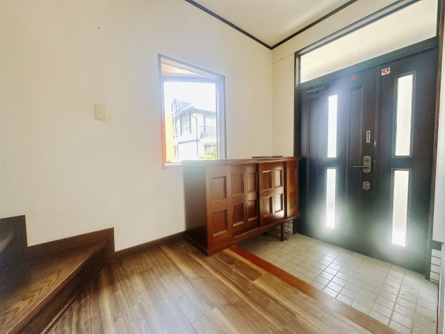 【中古戸建】佐波郡玉村町福島の玄関|毎日の「いってらっしゃい」や「お帰りなさい」を大切なご家族と過ごす玄関は〈使いやすさ〉を追求しております。玄関横の物入は急な来客時でもさっとお片付けできるスペースを確保しています。