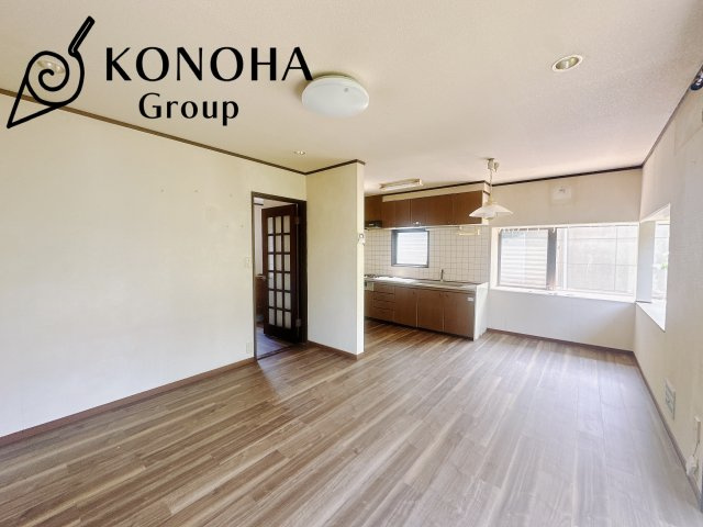 【中古戸建】佐波郡玉村町福島の居間・リビング|これから長く住むお家のリビングには毎日気持ちのいい日差しが差し込みます。ポカポカ日向ぼっこをしながらお昼寝をするのもいいですね♪明るいリビングに気分も晴れやかに♪