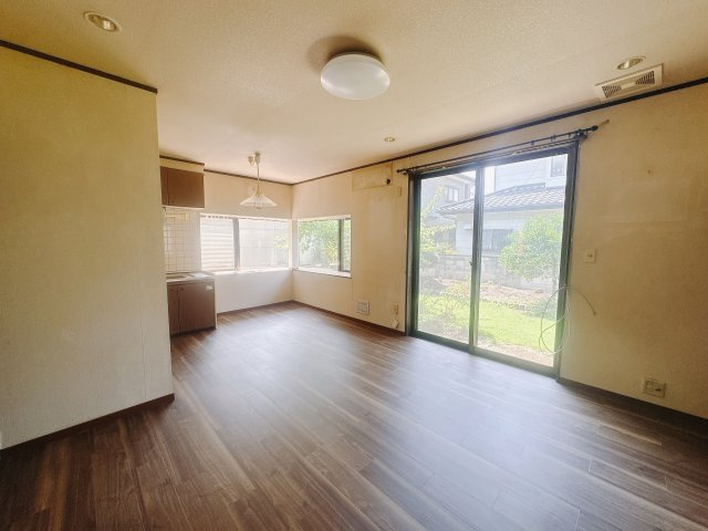 【中古戸建】佐波郡玉村町福島の居間・リビング|常に広々とした空間の中でゆっくりとお過ごしできます。